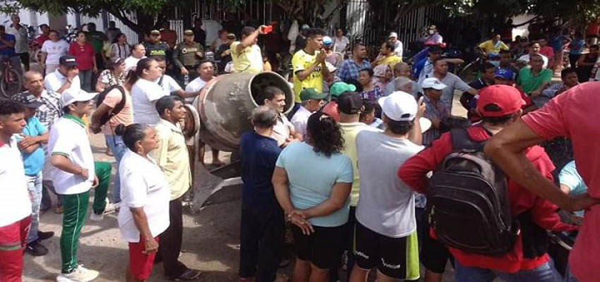 San Zenón: Comunidad protesta y pide explicación por fallida construcción de malecón